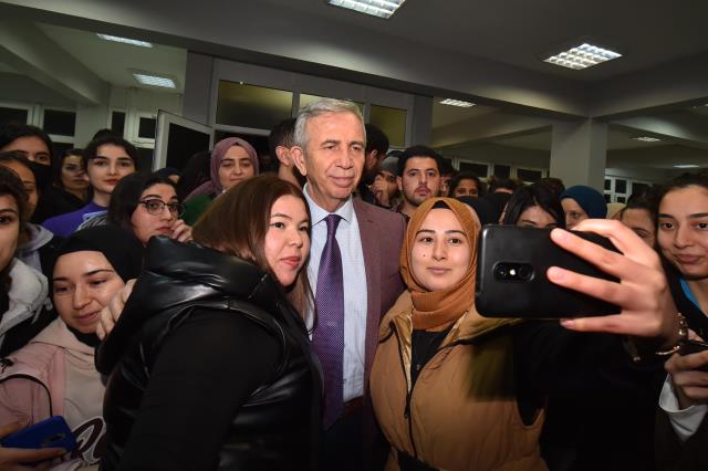 Öğrencilerin talebini kabul eden Mansur Yavaş, gençlere takılınca kahkaha tufanı koptu