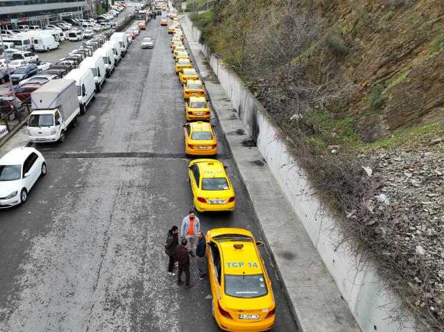 Taksi sürücülerinin tarife güncellemek için oluşturduğu kuyruk gece de sürüyor