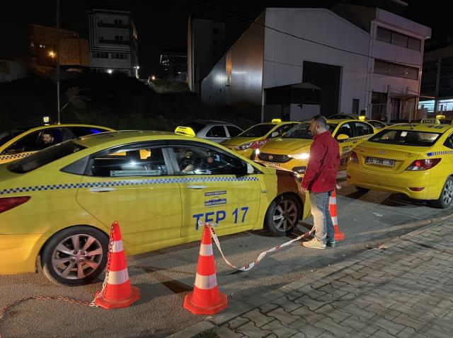 Taksi sürücülerinin tarife güncellemek için oluşturduğu kuyruk gece de sürüyor