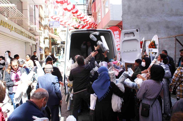 Tekirdağ'da indirim izdihamı: Birbirleriyle yarıştılar