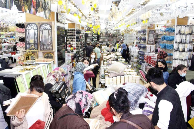 Tekirdağ'da indirim izdihamı: Birbirleriyle yarıştılar