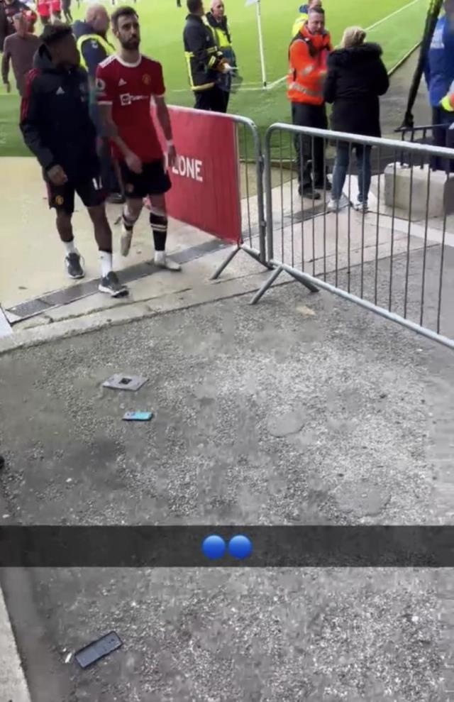 u rezillik Ronaldo'ya bir ömür yeter! Sinirden çıldırıp taraftarın telefonunu parçaladı