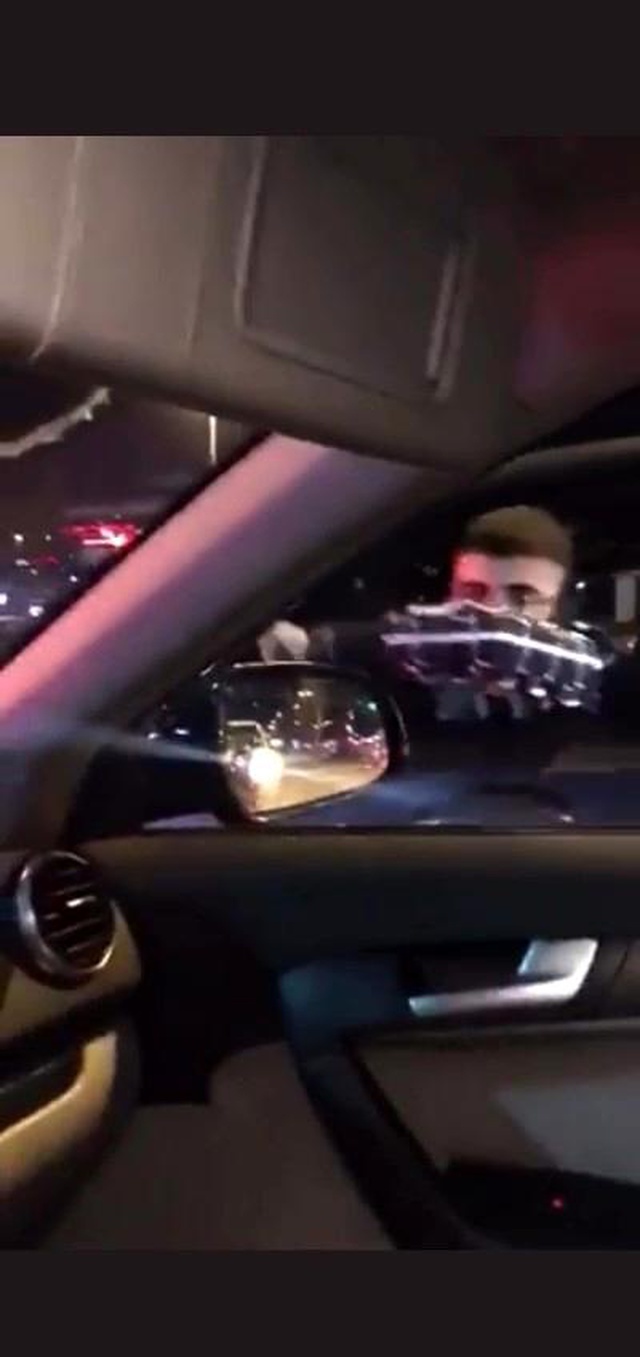 Arabada bebeği olan kadın sürücüye saldırıp aynasını kıran maganda kamerada Arabada bebeği olan kadın sürücüye saldırıp aynasını kıran maganda kamerada