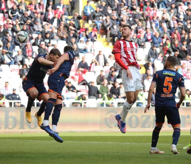 Başakşehir şahlandı! Emre Belözoğlu'nun öğrencileri, Sivasspor'u sahadan sildi Başakşehir şahlandı! Emre Belözoğlu'nun öğrencileri, Sivasspor'u sahadan sildi