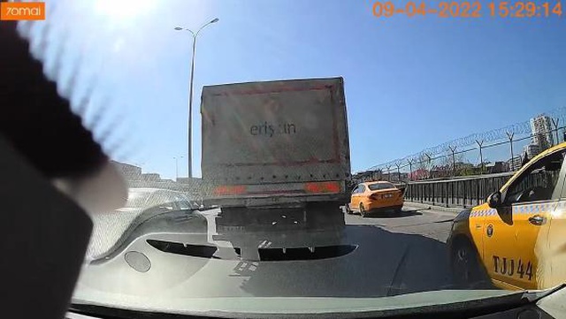 Beylikdüzü'nde dikkatsiz taksi şoförü, yolcuyu böyle düşürdü Beylikdüzü'nde dikkatsiz taksi şoförü, yolcuyu böyle düşürdü