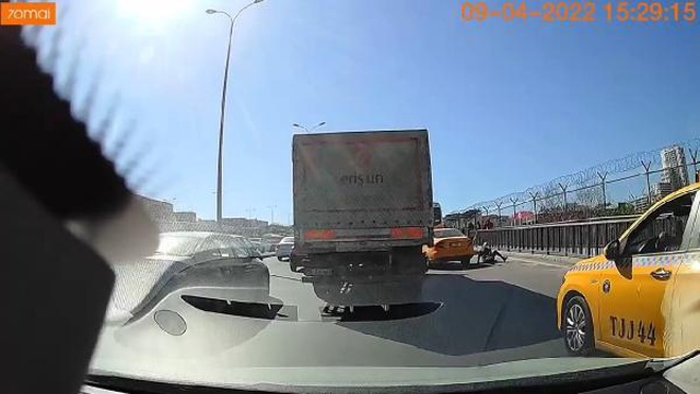 Beylikdüzü'nde dikkatsiz taksi şoförü, yolcuyu böyle düşürdü Beylikdüzü'nde dikkatsiz taksi şoförü, yolcuyu böyle düşürdü