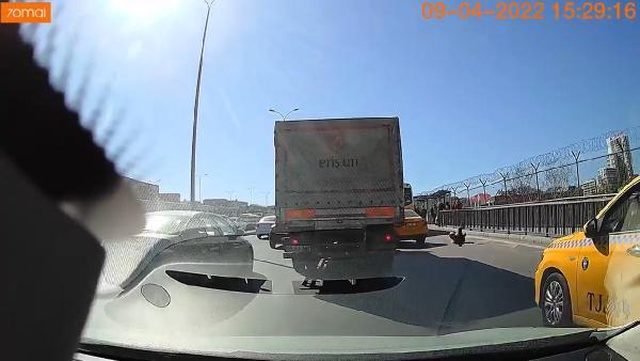 Beylikdüzü'nde dikkatsiz taksi şoförü, yolcuyu böyle düşürdü Beylikdüzü'nde dikkatsiz taksi şoförü, yolcuyu böyle düşürdü