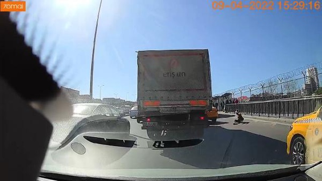 Beylikdüzü'nde dikkatsiz taksi şoförü, yolcuyu böyle düşürdü Beylikdüzü'nde dikkatsiz taksi şoförü, yolcuyu böyle düşürdü