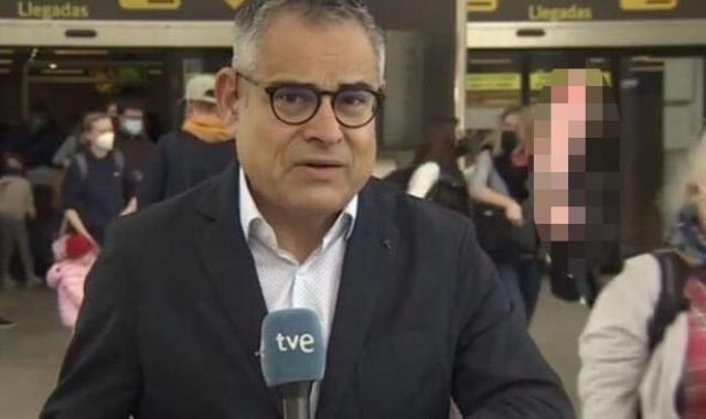 Dev televizyon kanalında inanılmaz talihsizlik! Spikerin arkasındaki detayı fark eden milyonlarca seyirci dondu kaldı Dev televizyon kanalında inanılmaz talihsizlik! Spikerin arkasındaki detayı fark eden milyonlarca seyirci dondu kaldı