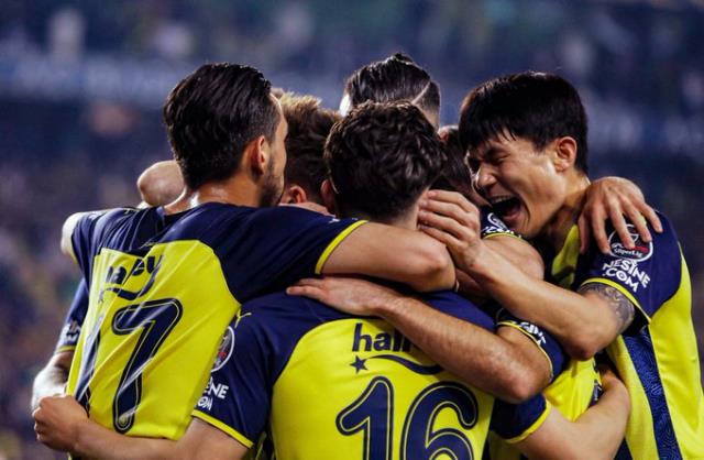 Kadıköy'de geçit yok! Fenerbahçe, Galatasaray'ı 2-0'lık skorla mağlup etti Kadıköy'de geçit yok! Fenerbahçe, Galatasaray'ı 2-0'lık skorla mağlup etti