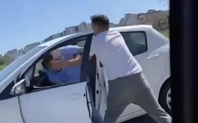 Trafikte iki sürücünün tekme tokat birbirlerine girdiği anlar kamerada Trafikte iki sürücünün tekme tokat birbirlerine girdiği anlar kamerada