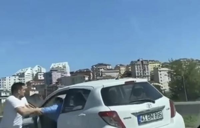 Trafikte iki sürücünün tekme tokat birbirlerine girdiği anlar kamerada Trafikte iki sürücünün tekme tokat birbirlerine girdiği anlar kamerada