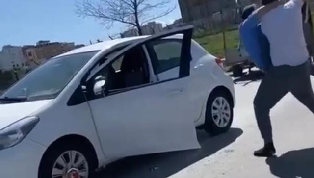 Trafikte iki sürücünün tekme tokat birbirlerine girdiği anlar kamerada Trafikte iki sürücünün tekme tokat birbirlerine girdiği anlar kamerada