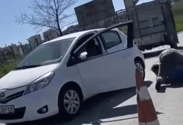 Trafikte iki sürücünün tekme tokat birbirlerine girdiği anlar kamerada Trafikte iki sürücünün tekme tokat birbirlerine girdiği anlar kamerada