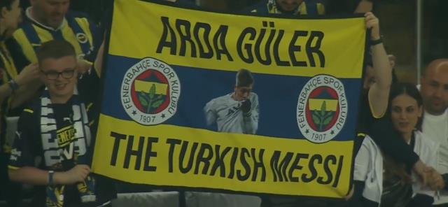 Taraftarlar ayakta alkışladı! Fenerbahçe tribünlerinde çarpıcı Messi pankartı