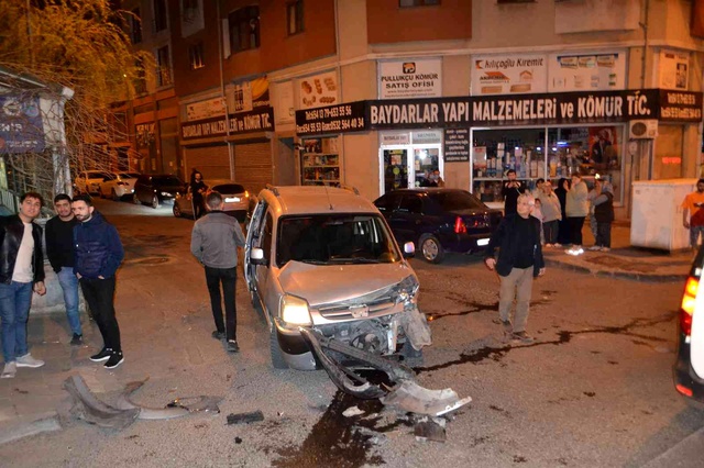 Alkollü sürücünün 4 araca çarparak durduğu anlar kamerada