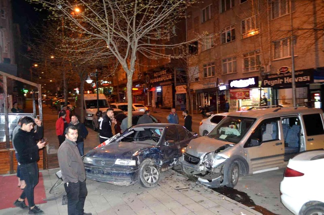 Alkollü sürücünün 4 araca çarparak durduğu anlar kamerada