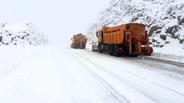 Antalya'ya nisan ayında kar sürprizi! Kalınlığı 15 santimetreyi buldu