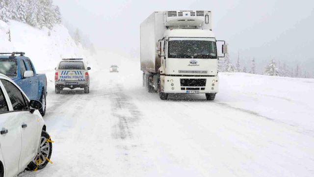 Antalya'ya nisan ayında kar sürprizi! Kalınlığı 15 santimetreyi buldu