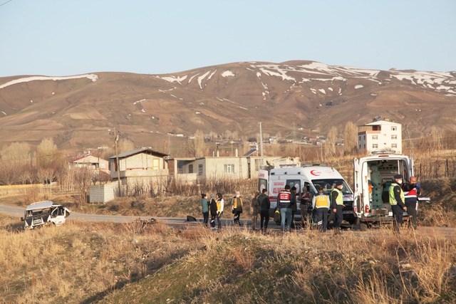 Düzensiz göçmenlerin bulunduğu minibüs takla attı: 4 ölü, 25 yaralı