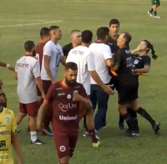Bu kadarına da pes! Teknik direktörün kadın hakeme yaptığı ortalığı ayağa kaldırdı