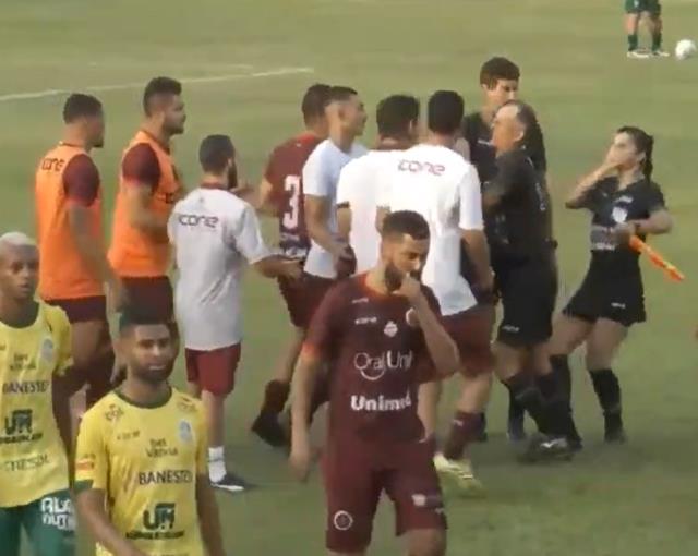 Bu kadarına da pes! Teknik direktörün kadın hakeme yaptığı ortalığı ayağa kaldırdı