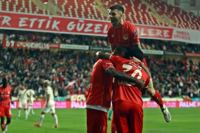 Çılgın seri devam ediyor! Antalyaspor, Hatayspor'u farka boğdu Çılgın seri devam ediyor! Antalyaspor, Hatayspor'u farka boğdu