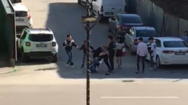 Gençlerin yumruklu kavgası kameraya yansıdı Gençlerin yumruklu kavgası kameraya yansıdı