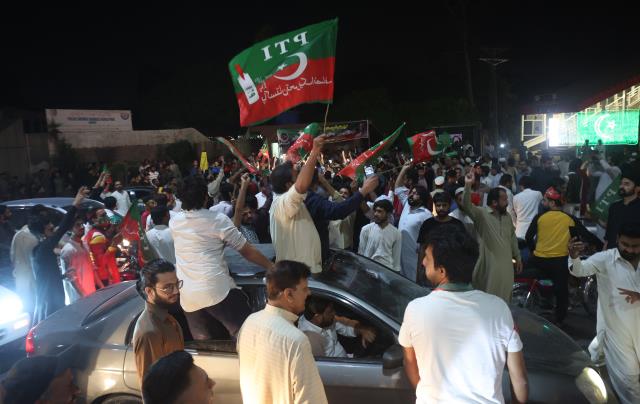 Pakistan'da eski Başbakan İmran Han'ın destekçileri meydanlarda: İthal hükümet istemiyoruz