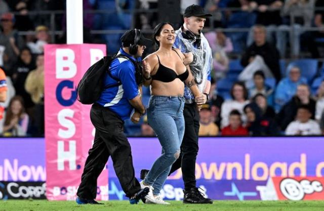 Spor camiası bu fotoğrafla çalkalanıyor! Güvenliğin, sahaya giren yarı çıplak kadına hareketi tepki topladı