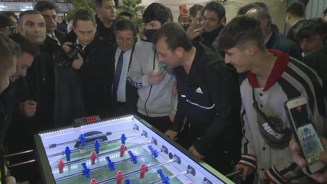 Ekrem İmamoğlu gençlerle buluşup halı saha maçı yaptı, maç sonu baklava yiyip langırt oynadı Ekrem İmamoğlu gençlerle buluşup halı saha maçı yaptı, maç sonu baklava yiyip langırt oynadı