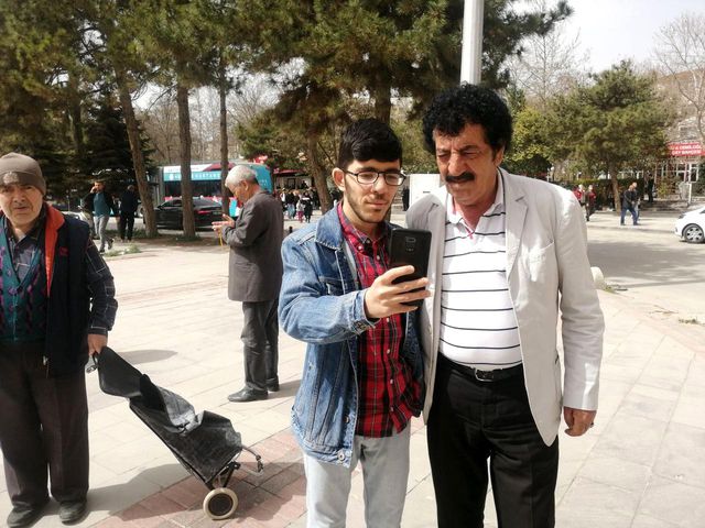 Görenleri şaşırtan benzerlik! Elazığlı Baki Çiçek, Müslüm Gürses'e benzerliğiyle görenleri şaşırtıyor.