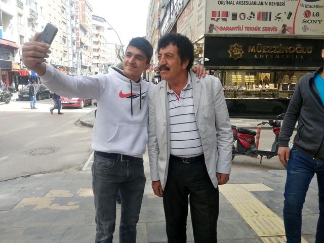 Görenleri şaşırtan benzerlik! Elazığlı Baki Çiçek, Müslüm Gürses'i andıran görüntüsüyle görenleri şaşırtıyor