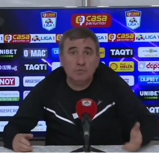 Koltuğa oturmasıyla kalkması bir oldu! Basın toplantısındaki manzara Hagi'yi çıldırttı Koltuğa oturmasıyla kalkması bir oldu! Basın toplantısındaki manzara Hagi'yi çıldırttı