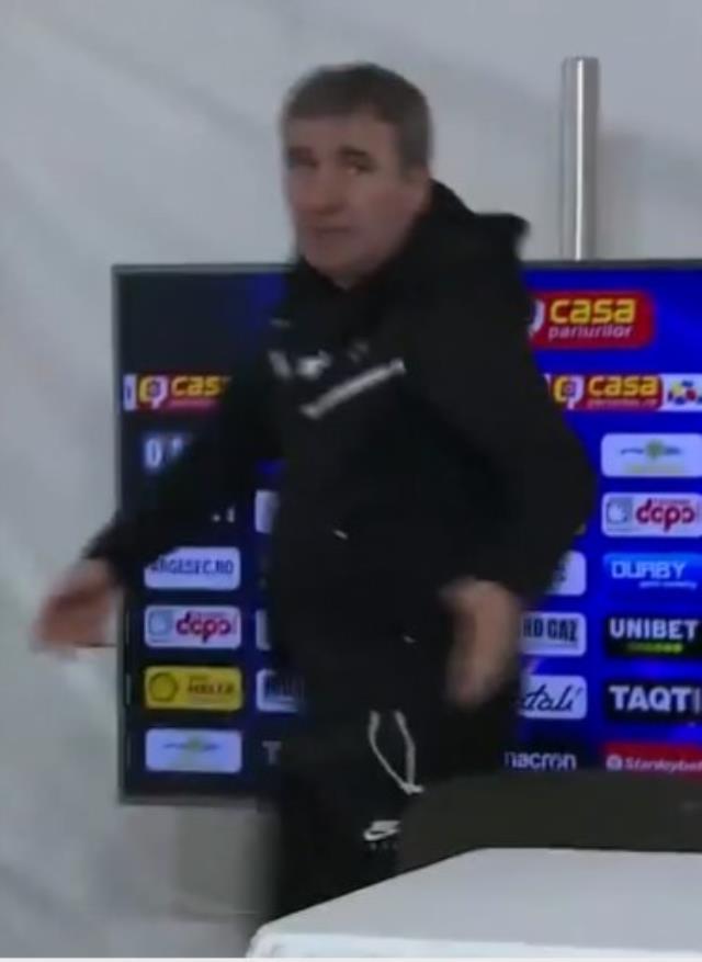 Koltuğa oturmasıyla kalkması bir oldu! Basın toplantısındaki manzara Hagi'yi çıldırttı Koltuğa oturmasıyla kalkması bir oldu! Basın toplantısındaki manzara Hagi'yi çıldırttı