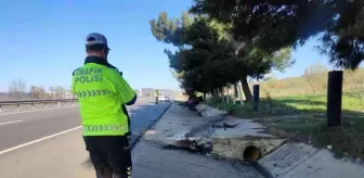 Motoru yerinden fırlayan otomobilden sağ kurtuldu