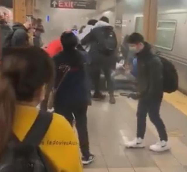 Son Dakika: New York metrosunda silahlı saldırı! 13 kişi yaralandı, içeride çok sayıda patlayıcı ele geçirildi