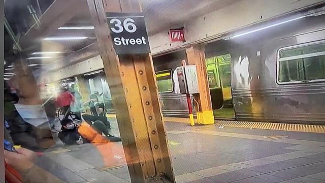 Son Dakika: New York metrosunda silahlı saldırı! 6 kişi vuruldu, içeride çok sayıda patlayıcı ele geçirildi