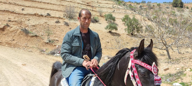Yakıt fiyatları bahanesi oldu, alışverişlerini atıyla yapıyor