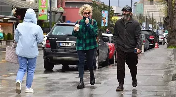 2 ay önce eşinden boşanan Fırat Tanış, sarışın bir kadınla görüntülendi