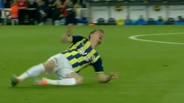 Koyu bir Fenerbahçeli olan Ceyhun Fersoy, Mert Hakan'la dalga geçti! Sosyal medya yıkılıyor