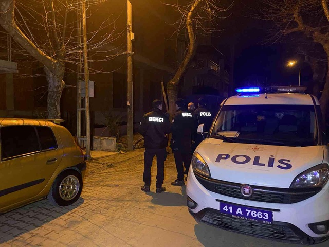 Alkollü koca karısını, arkadaşlarına hakaret ettiği için bıçaklamış