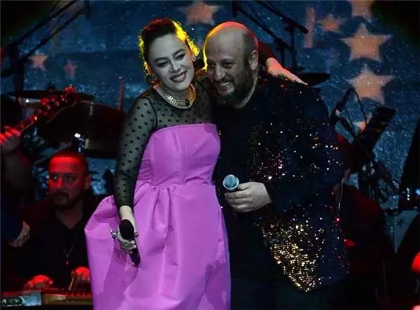 Sahnede eğlenceli anla! Oyuncu Serkan Keskin, 4 aylık hamile Demet Evgar'ın karnını öptü