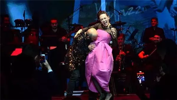 Sahnede eğlenceli anla! Oyuncu Serkan Keskin, 4 aylık hamile Demet Evgar'ın karnını öptü