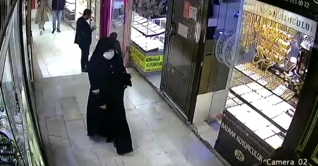 Çaldığı kolyenin ağırlığını beğenmeyince
