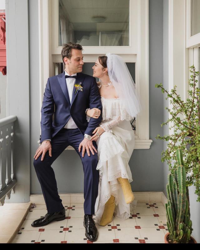 Sahnede eğlenceli anla! Oyuncu Serkan Keskin, 4 aylık hamile Demet Evgar'ın karnını öptü