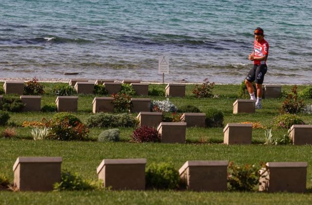 Cumhurbaşkanlığı Bisiklet Turu'nun Çanakkale etabını kazanan Avustralyalı sporcu, atalarının mezarını ziyaret etti