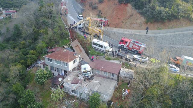 İstanbul'da bir gecekondunun üzerine tır devrildi