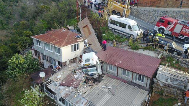 İstanbul'da bir gecekondunun üzerine tır devrildi