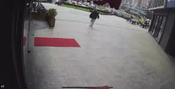 Kibariye'nin kızı Birgül Küçükbalçık, 'Parayı annem ödeyecek' diyerek gittiği kuaförden koşarak kaçtı Kibariye'nin kızı Birgül Küçükbalçık, 'Parayı annem ödeyecek' diyerek gittiği kuaförden koşarak kaçtı